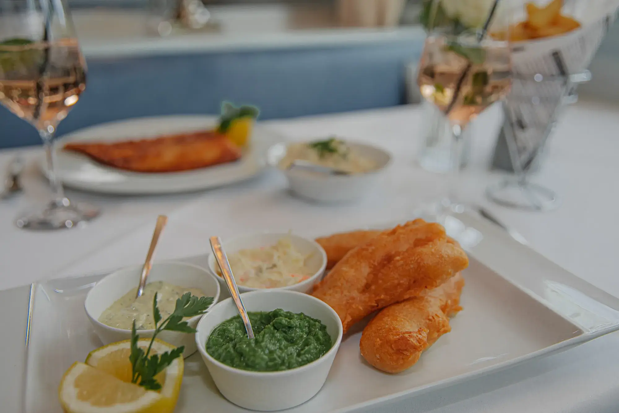Backfisch mit hausgemachten Saucen