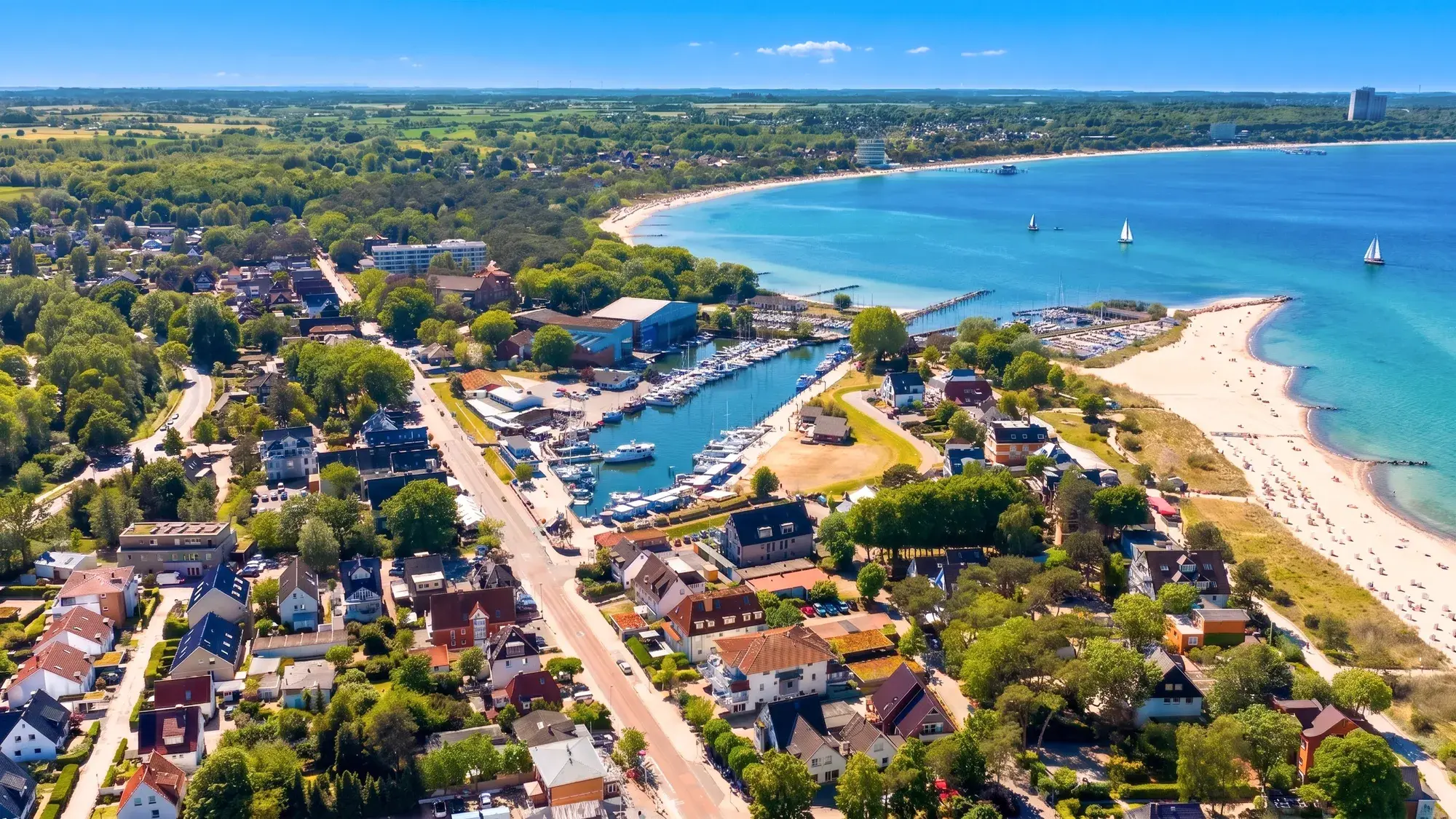 Niendorf am Hafen aus der Luft — die Heimat der Fischkiste