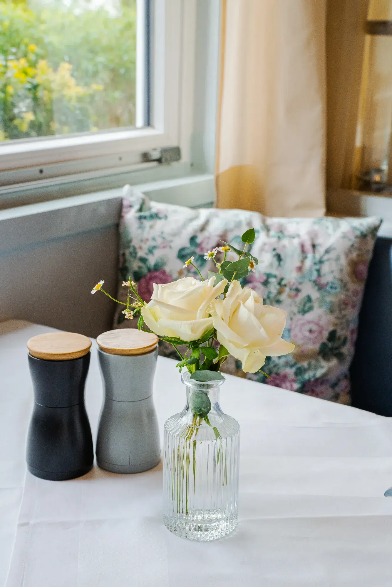 Tischdekoration mit frischen Rosen