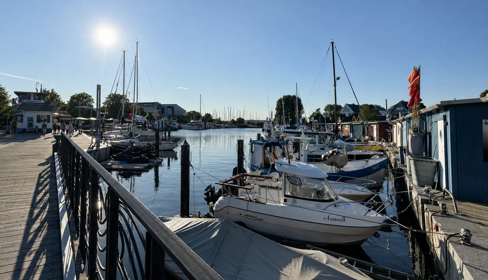 Gedeckter Tisch mit Blick auf den Niendorfer Hafen